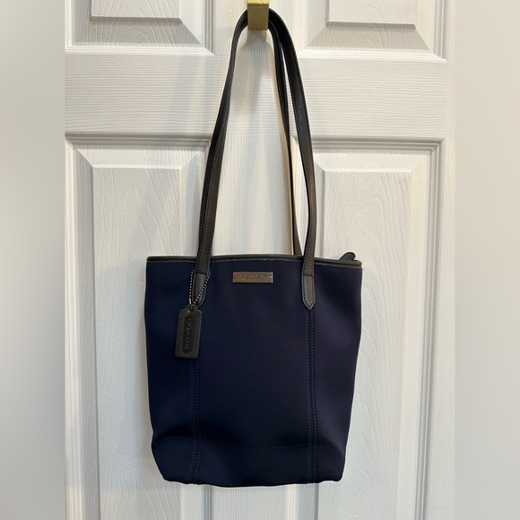 Authentic Navy Coach shoulder bag. - Picture 2 of 13